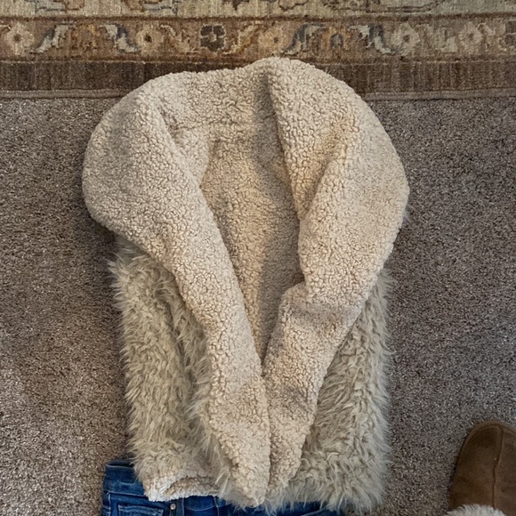 NEW WITH TAGS. Really cute reversible cream colored faux fur vest. XS - Picture 4 of 4
